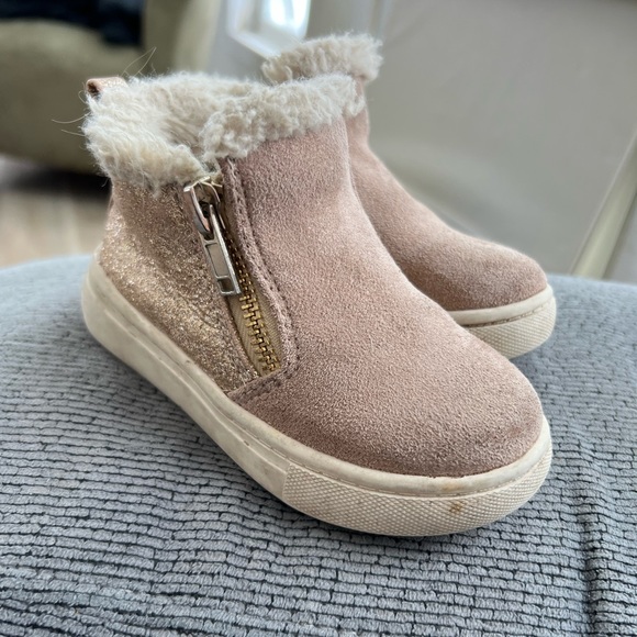 Toddler size 6 shoes - Picture 2 of 3